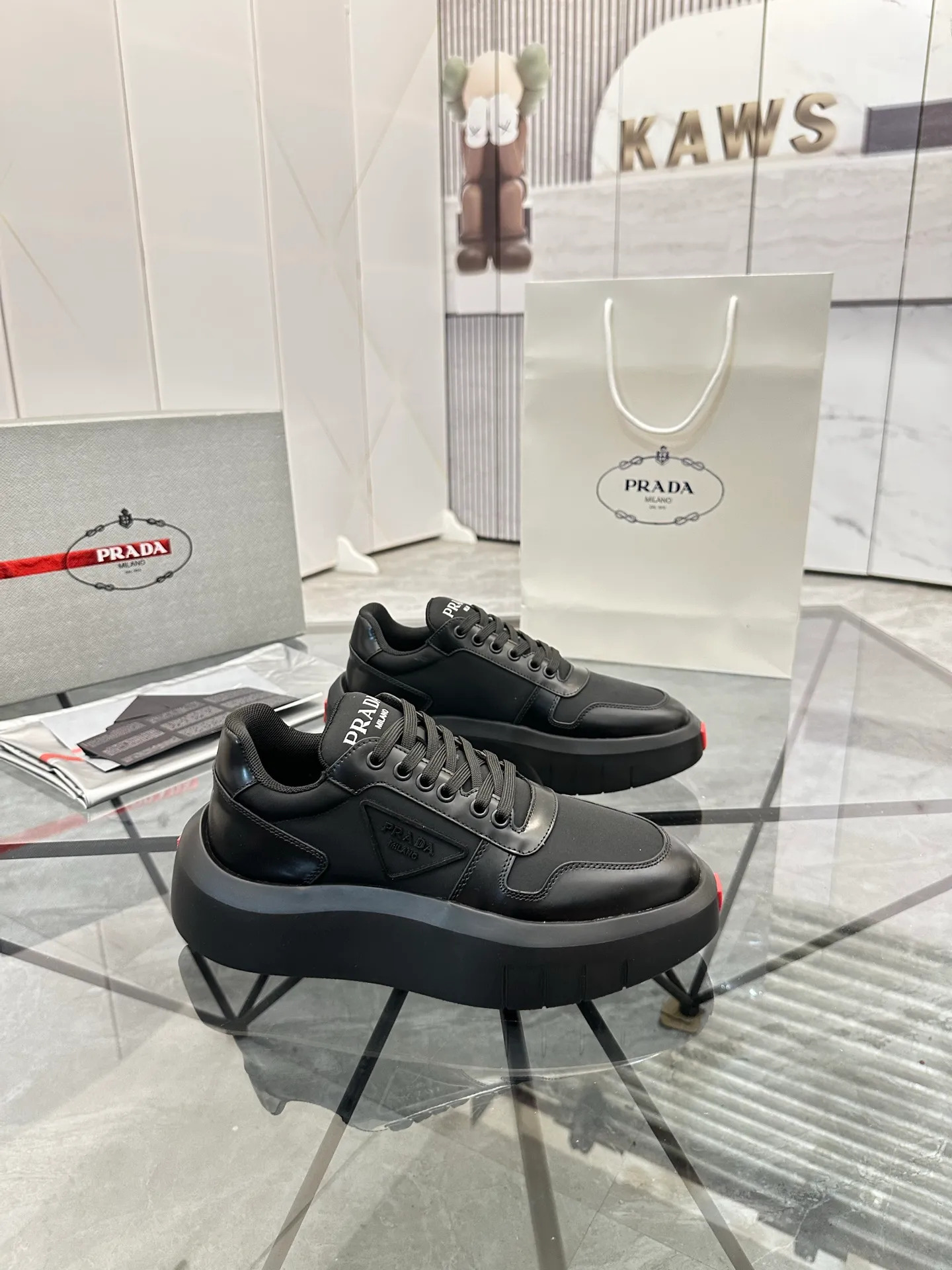 Men's shoes: 💰P620¥ High-end top quality Product trademark: Prada *"Prada*" low-top casual shoes Regular size: 38-45 (can be customized to 46) Product materials: imported first-layer cowhide leather on the upper spliced ​​with original fabric, breathable lining, cowhide foot pads, original ultra-light foam outsole. No.: 001